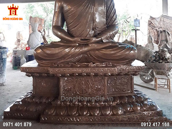 Đế hoa sen Đức Phật ngồi được chạm khắc vô cùng tỉ mỉ, giúp mang lại vẻ đẹp hài hòa cho bức tượng đồng